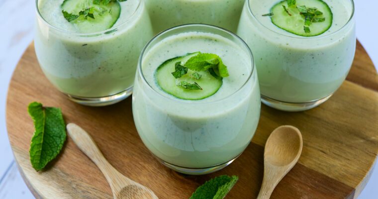 Gaspacho de concombre, yaourt grec et menthe