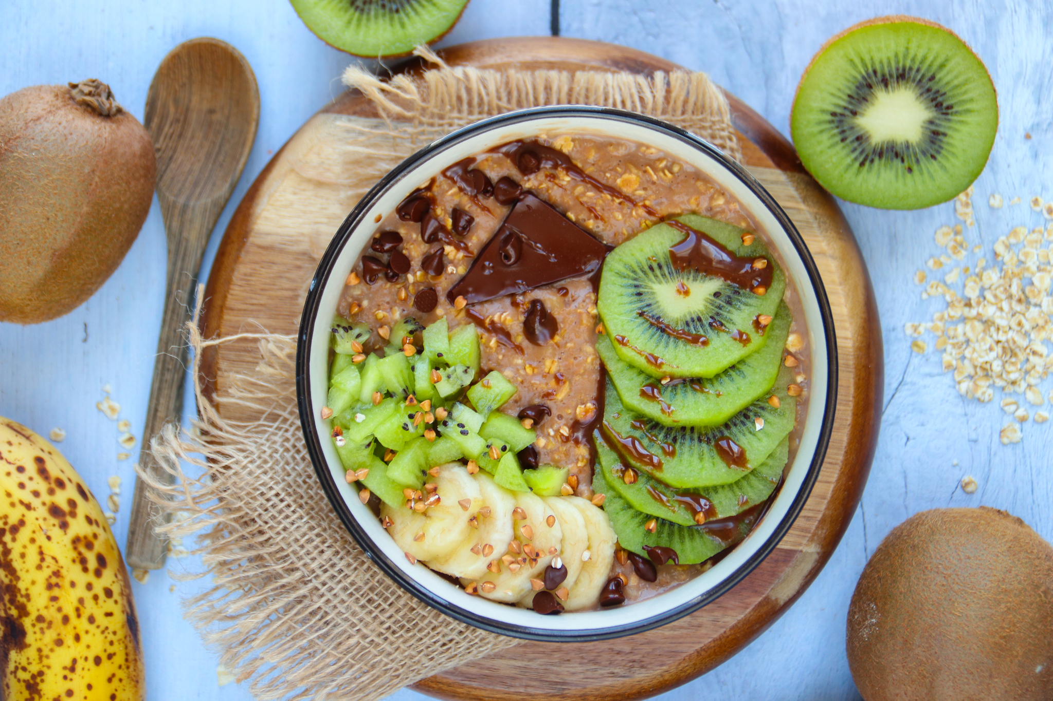 Porridge banane, kiwi de France et chocolat