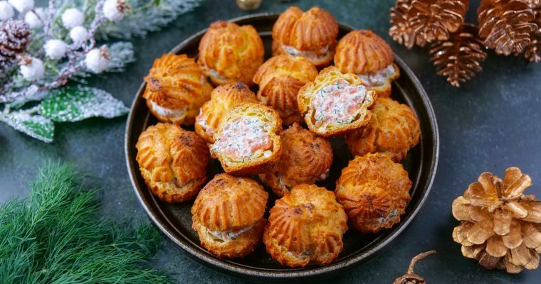 Choux apéritifs sans beurre au saumon, fromage frais et aneth