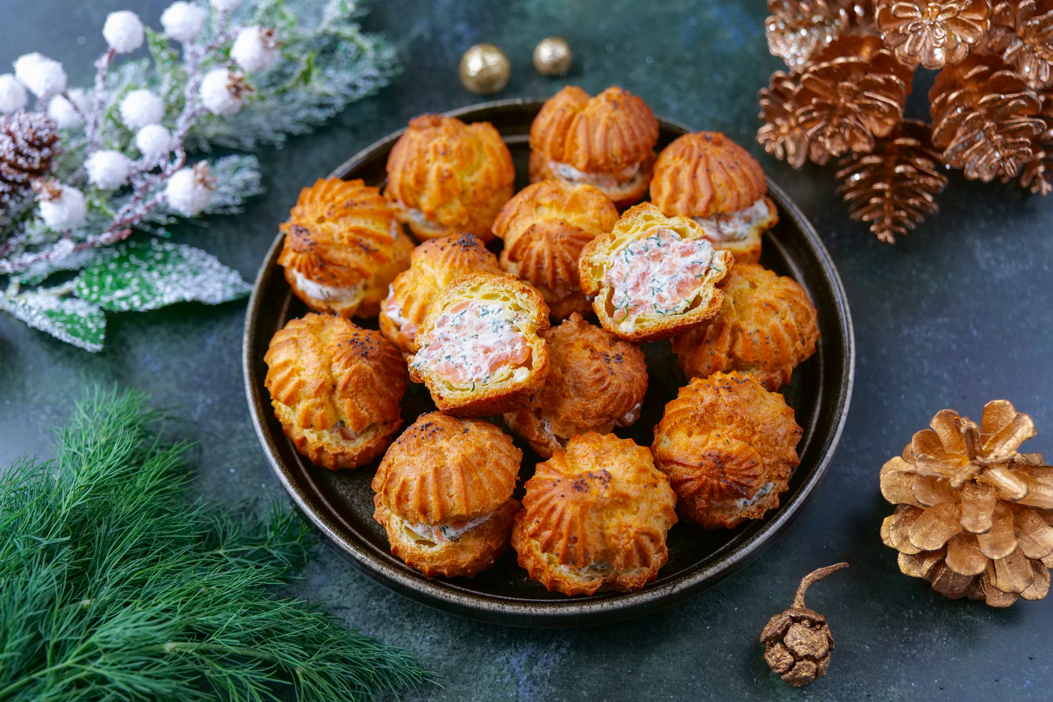 Choux apéritifs sans beurre au saumon, fromage frais et aneth