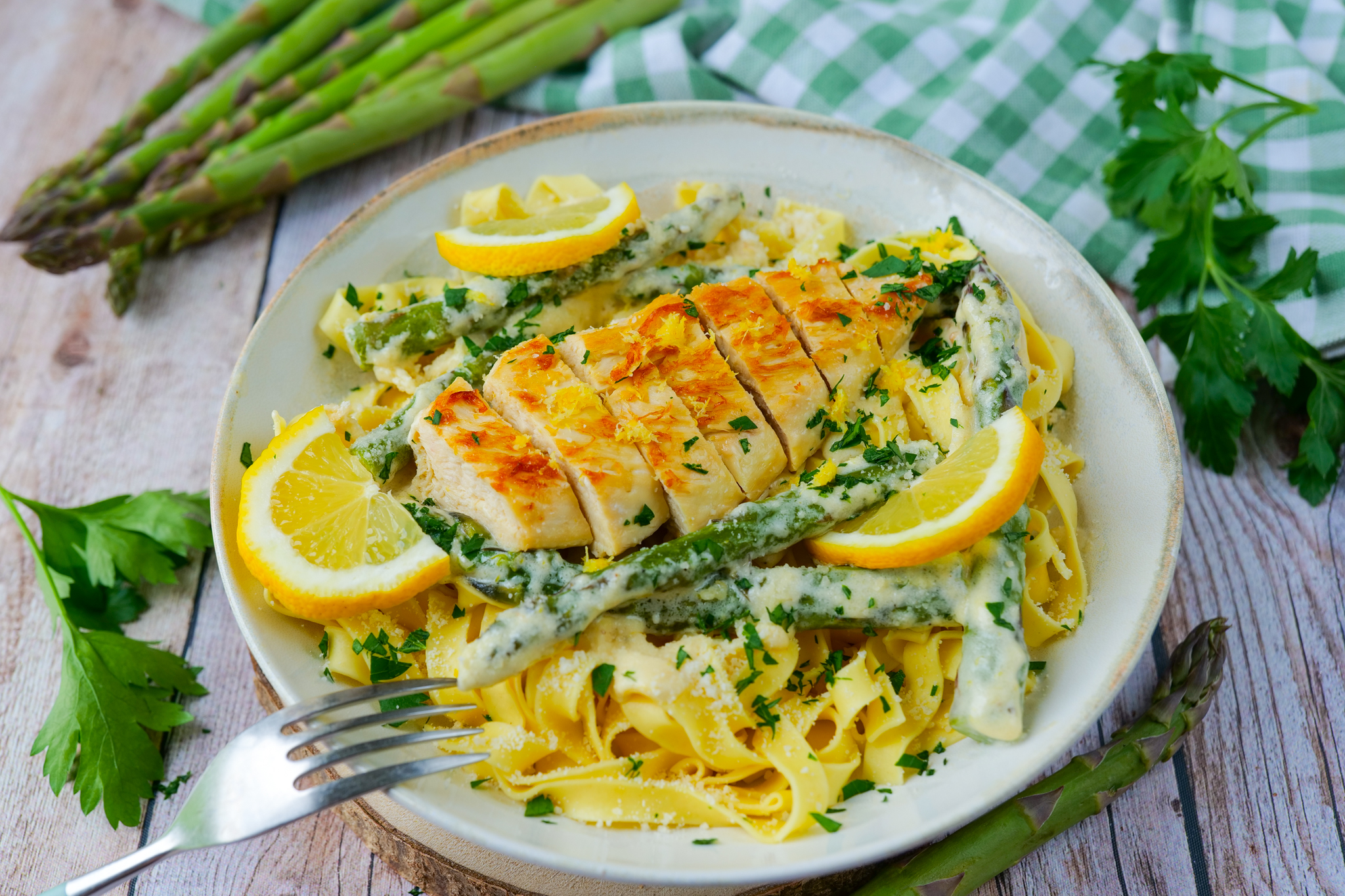 Tagliatelles aux asperges, poulet, citron et Parmesan