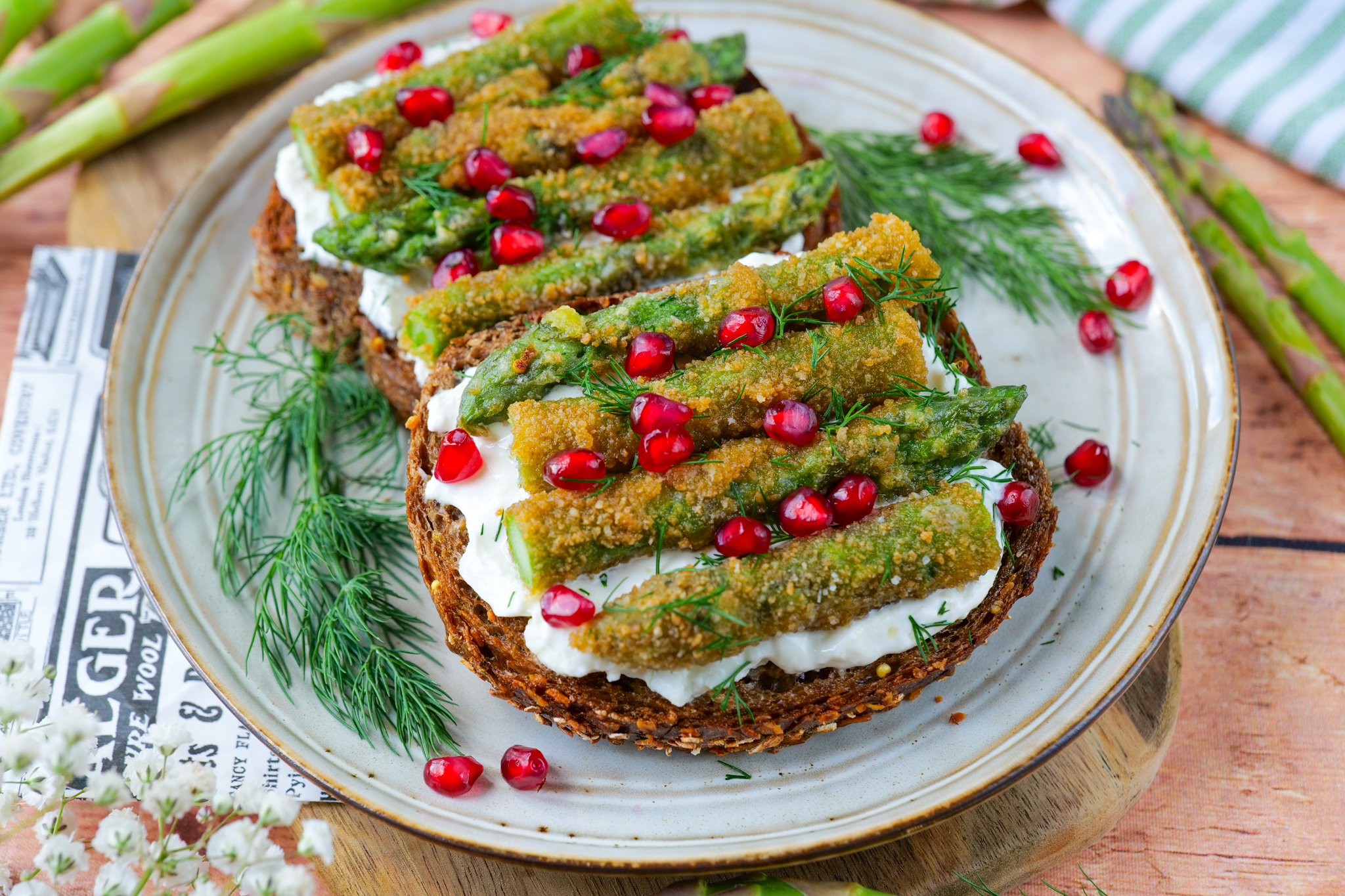 Tartines d’asperges croustillantes et burrata