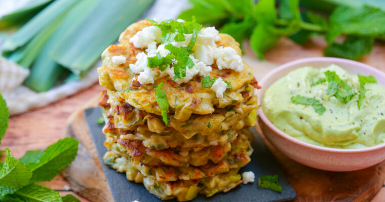 Galettes de poireaux et feta, sauce crémeuse à l’avocat