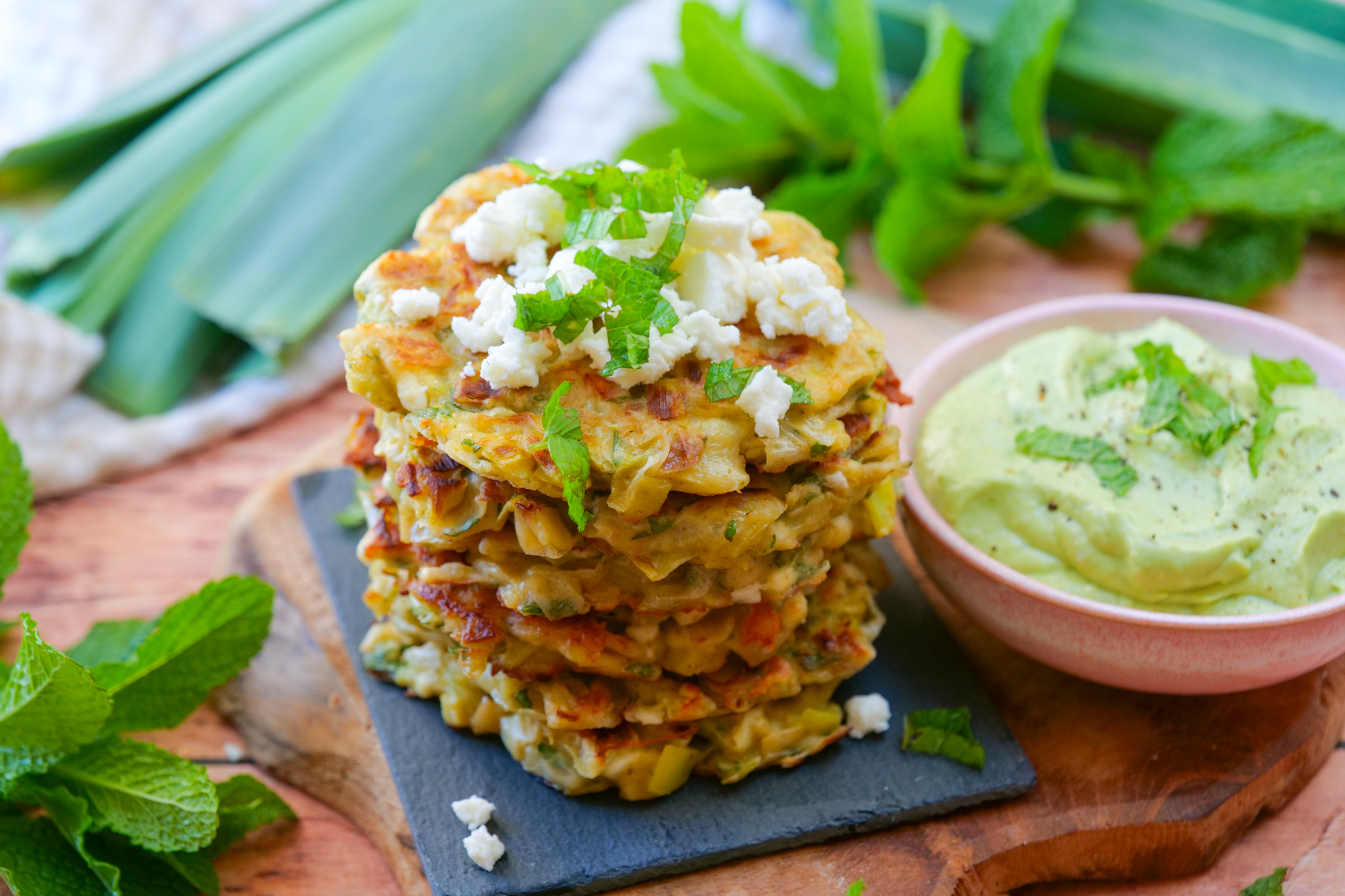Galettes de poireaux et feta, sauce crémeuse à l’avocat