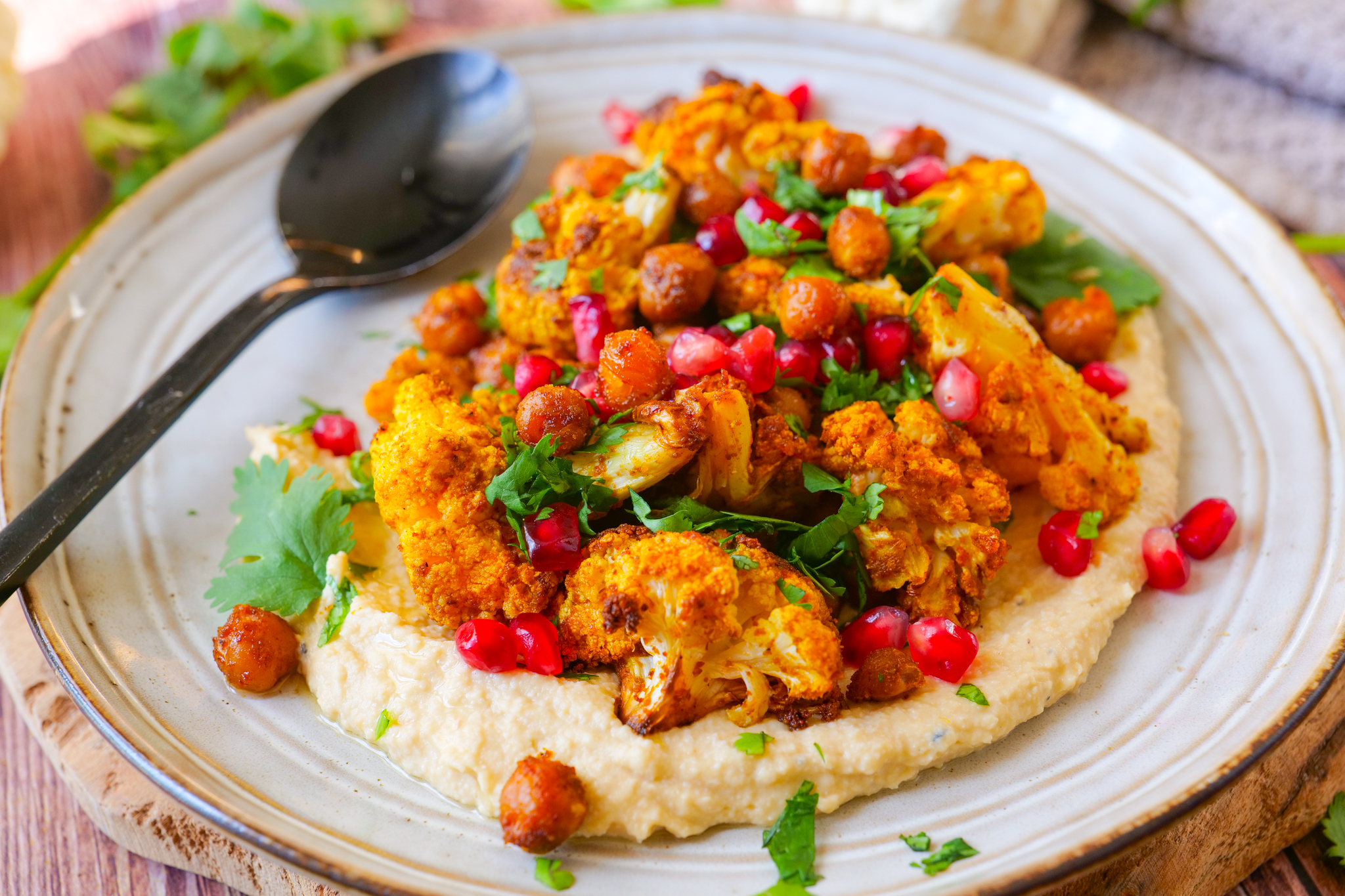 Chou-fleur rôti, pois chiches croustillants et houmous
