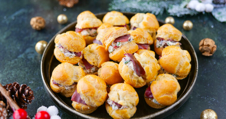 Choux apéritifs aux magrets fumés, fromage frais et noix