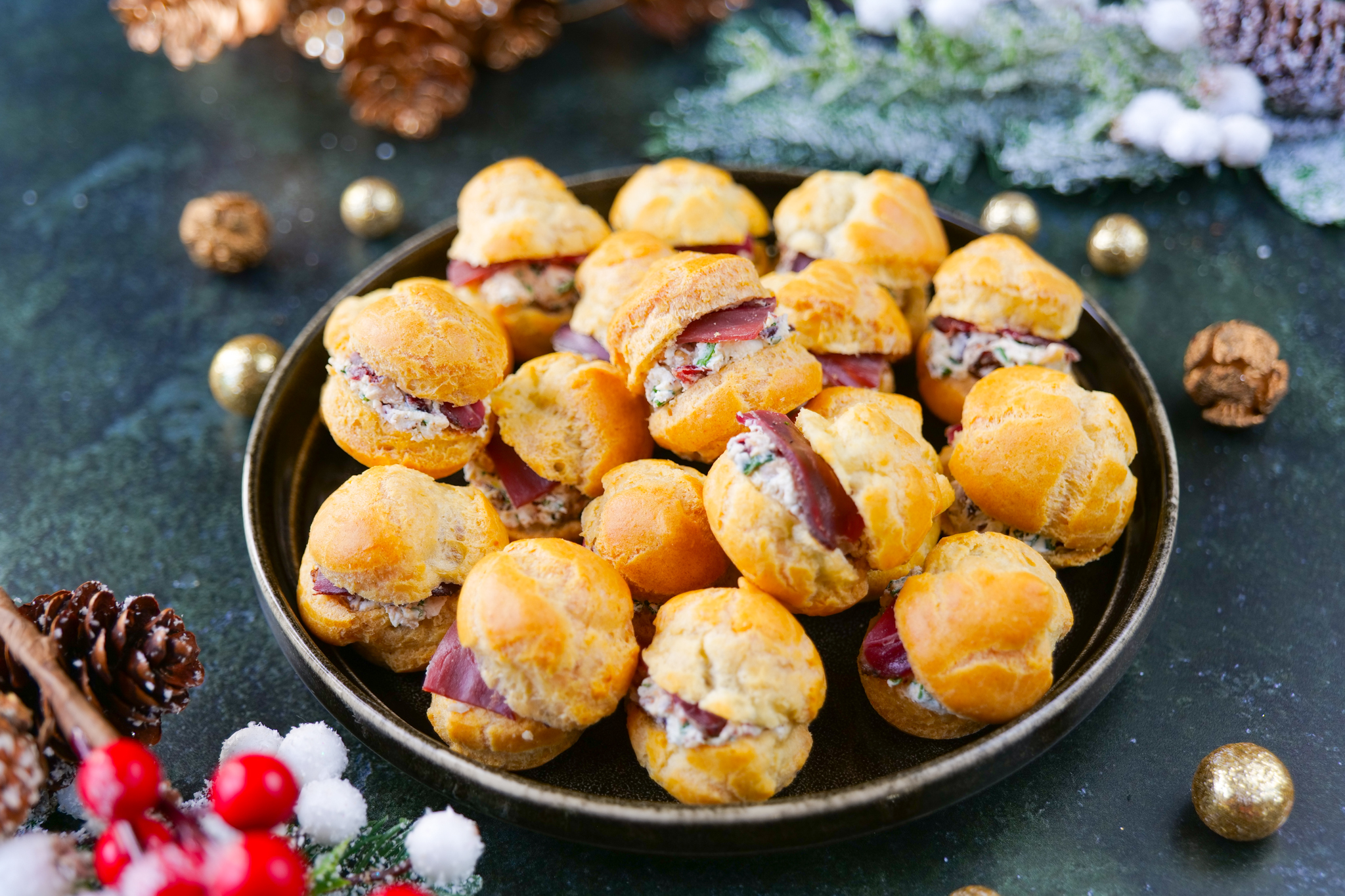 Choux apéritifs aux magrets fumés, fromage frais et noix