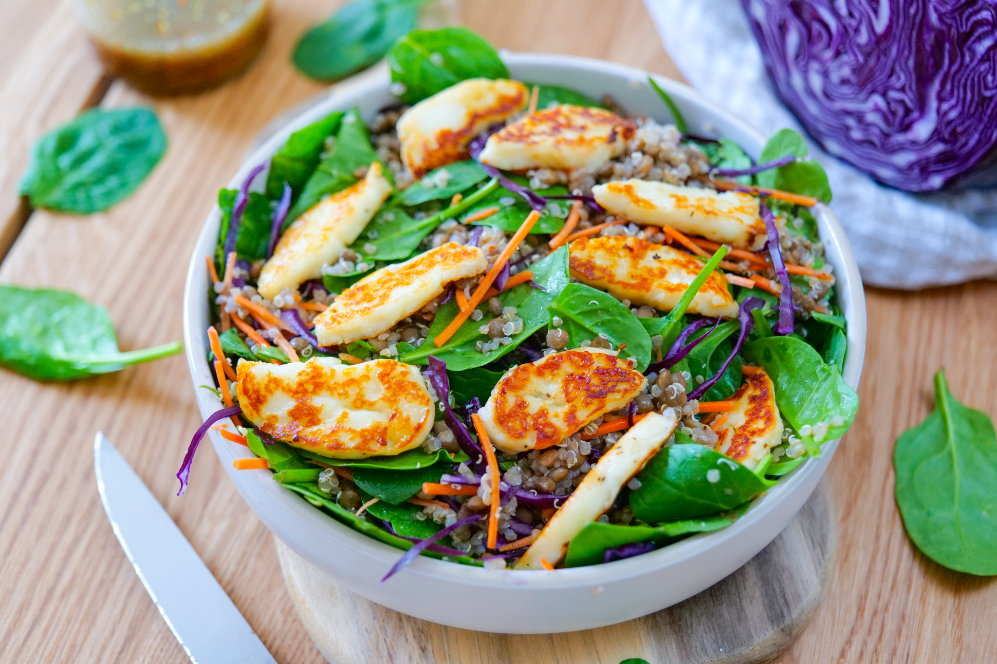 Salade au quinoa, lentilles et halloumi