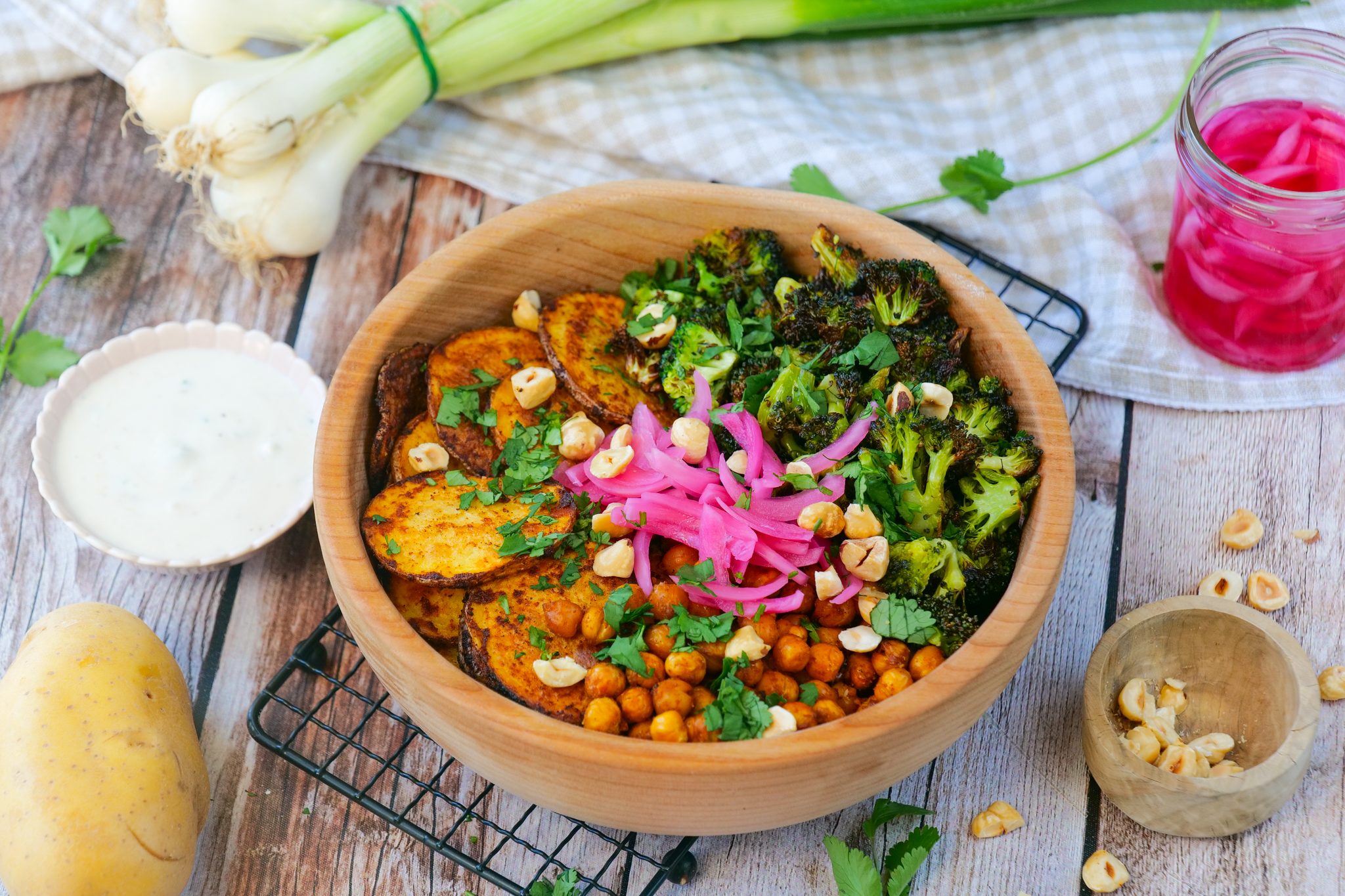 Salade de pommes de terre croustillantes, pois chiches et brocolis