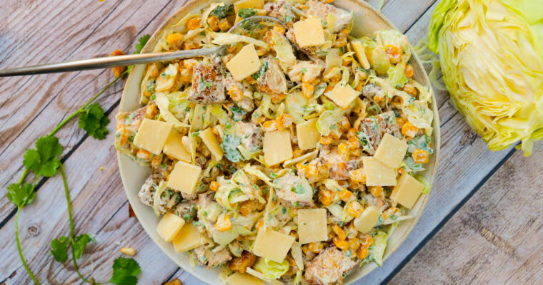Salade au poulet, maïs, chou et croutons
