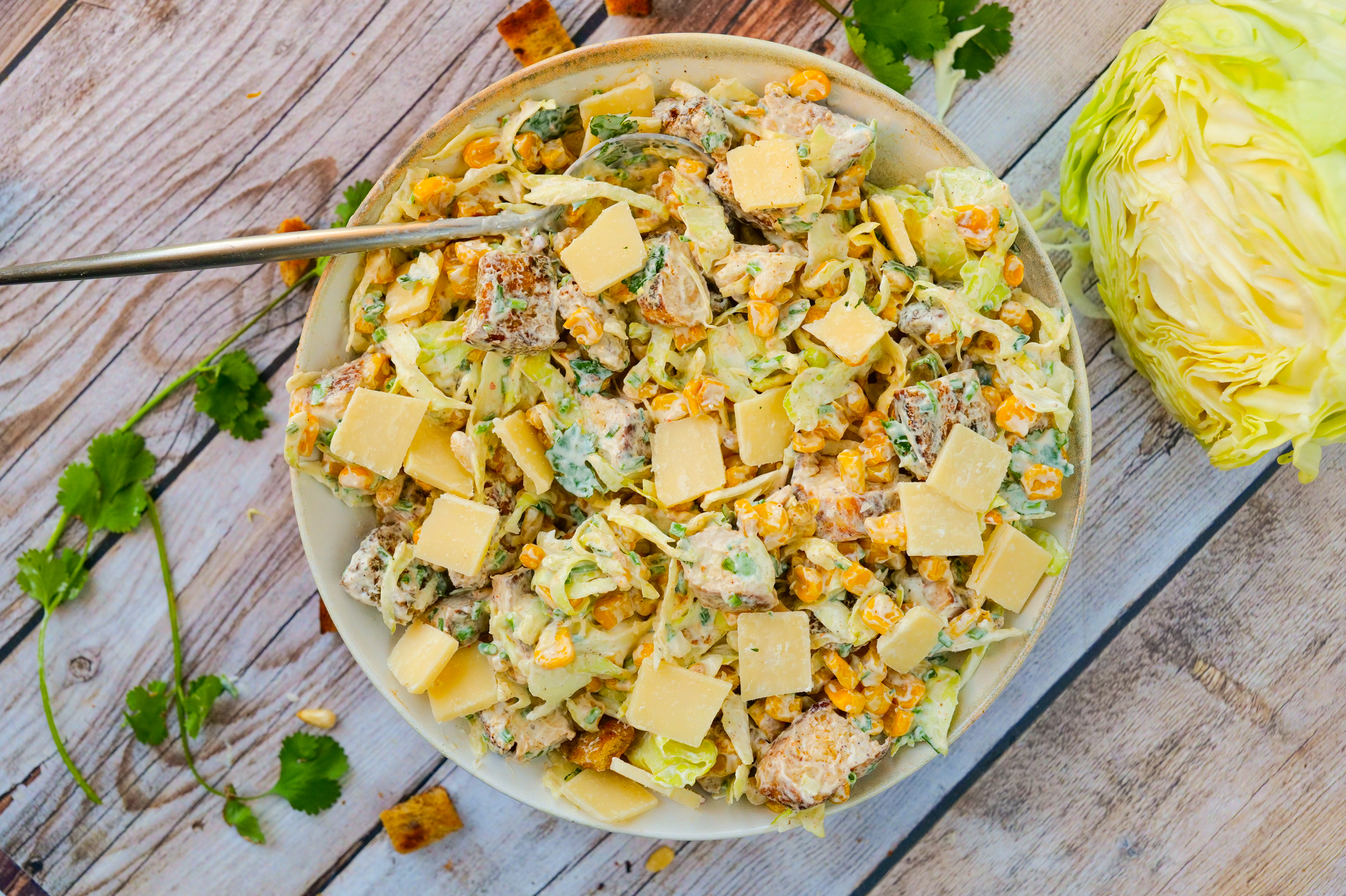 Salade au poulet, maïs, chou et croutons