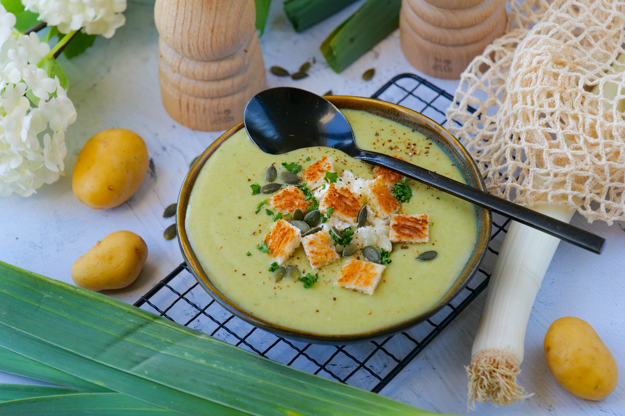 Velouté de pommes de terre, poireaux et burrata