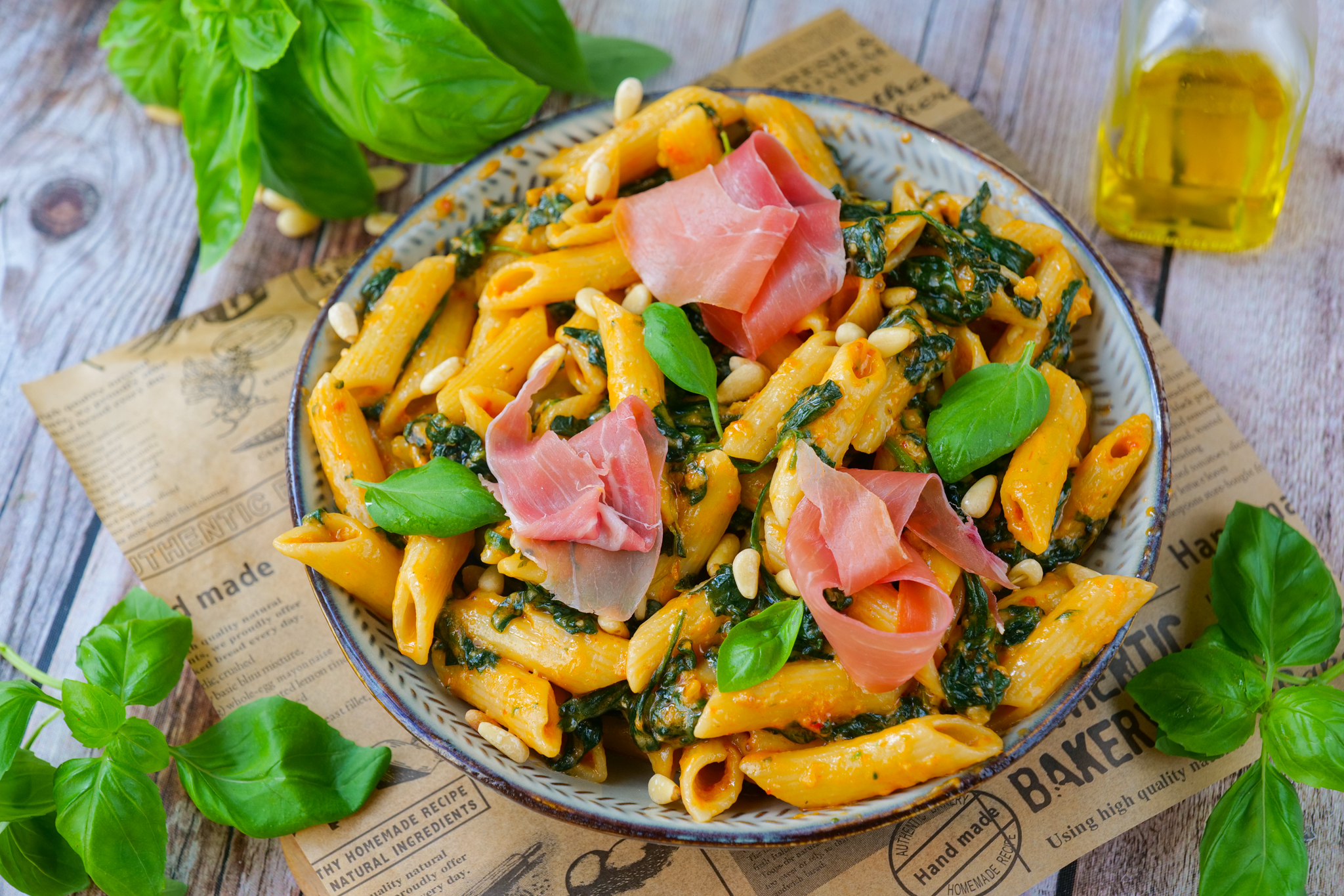 Pennes au pesto rosso, épinards et jambon sec