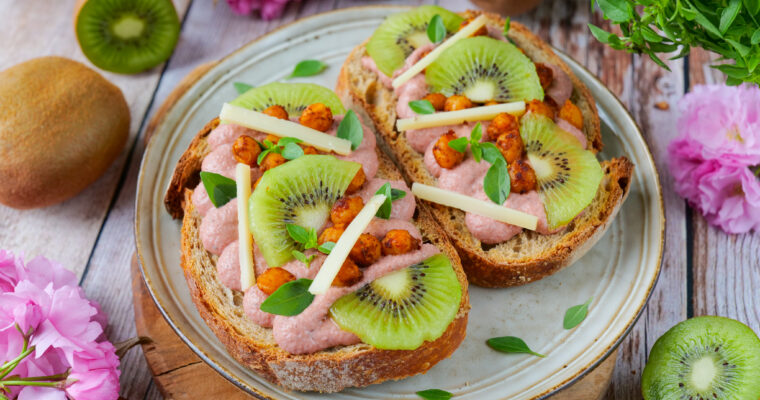 Tartines printanières à la crème de betterave et pois chiches rôtis
