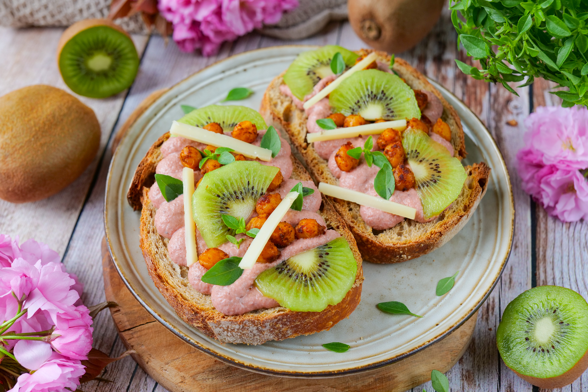 Tartines printanières à la crème de betterave et pois chiches rôtis