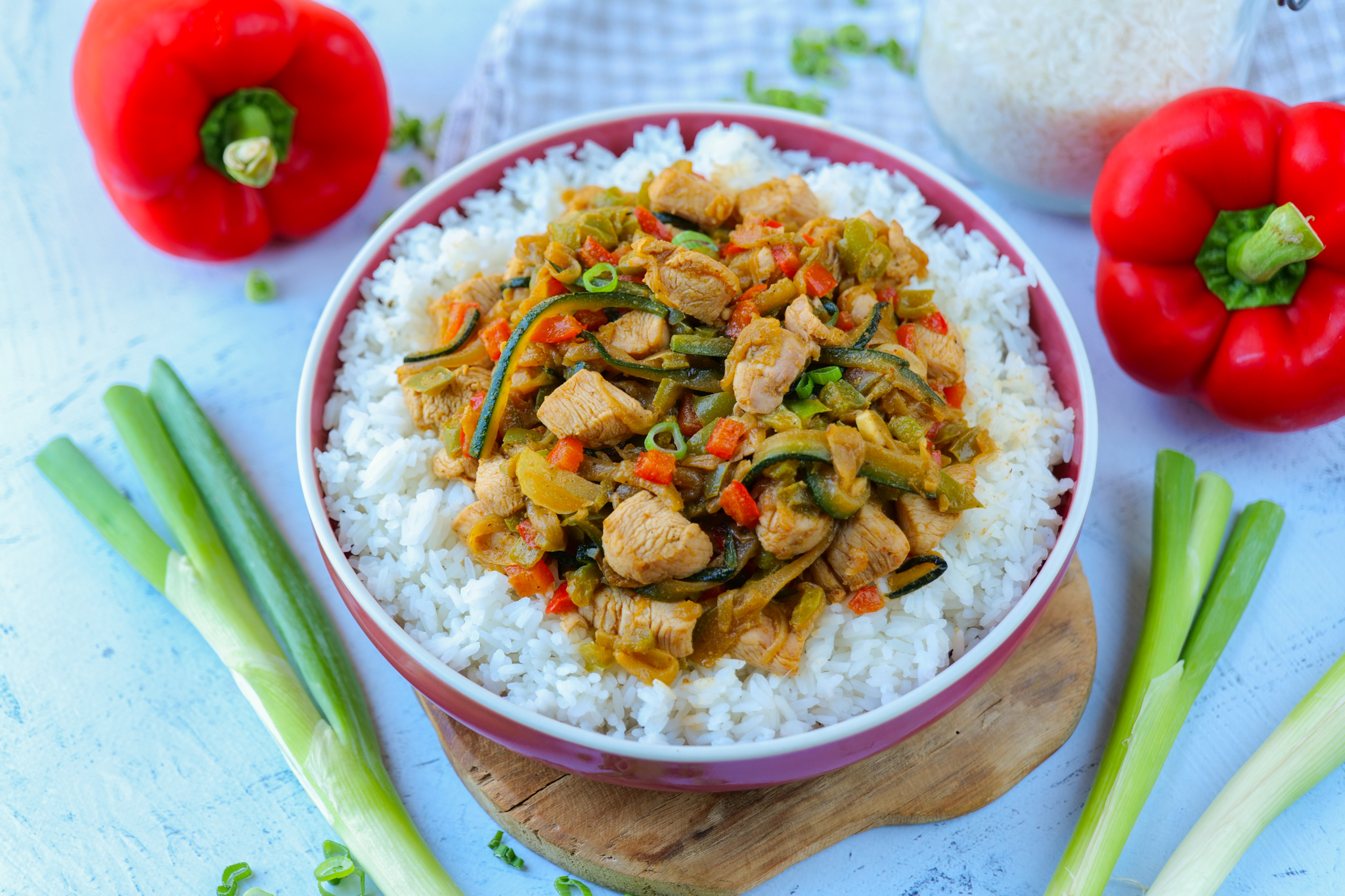 Wok de poulet, courgette et poivron