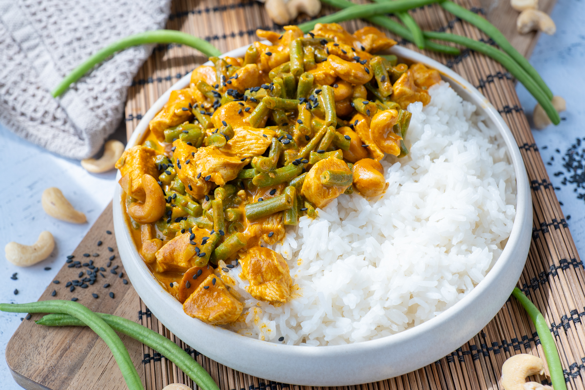Curry de poulet, haricots verts et noix de cajou