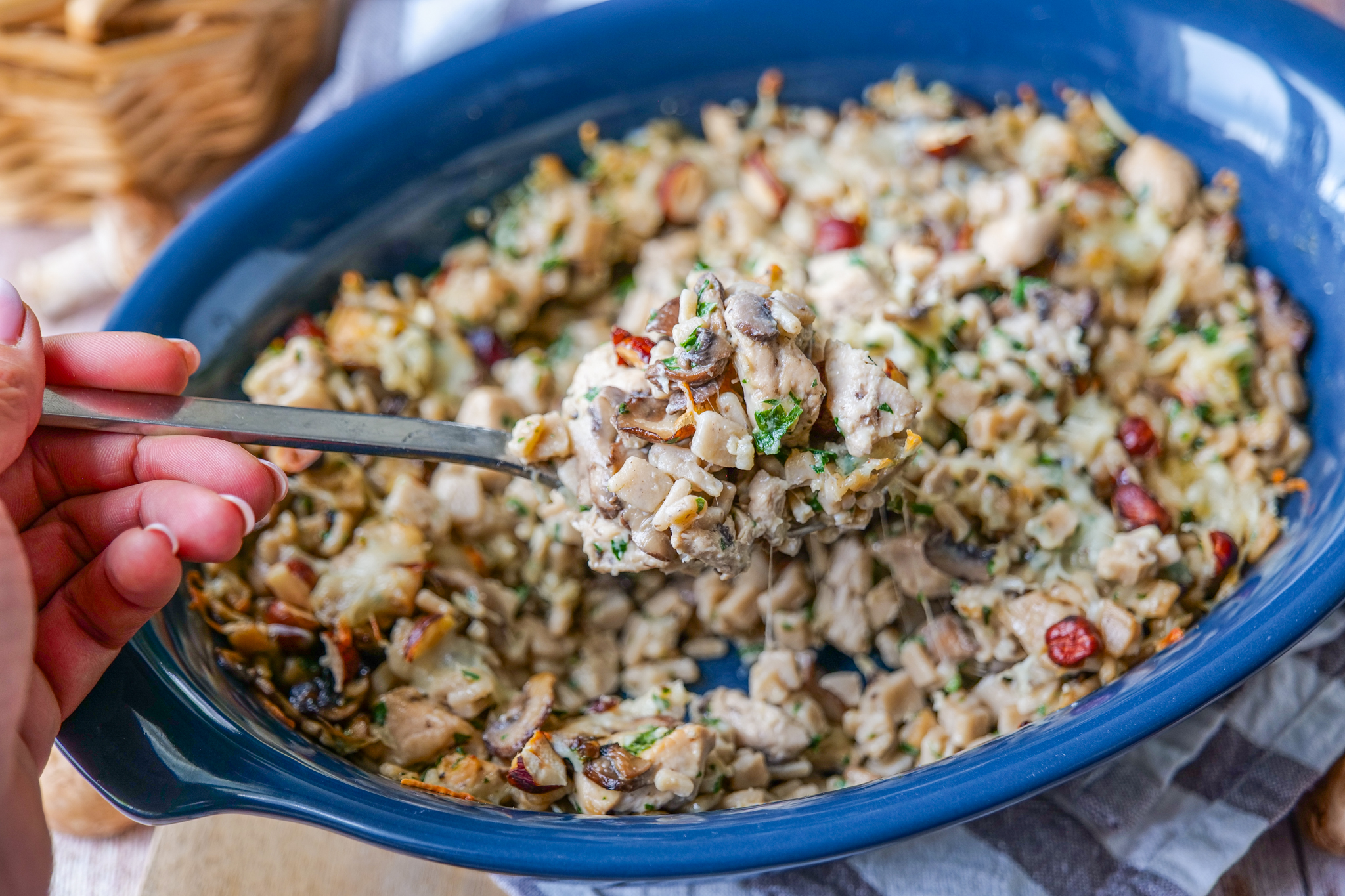 Gratin de crozets aux champignons, poulet, Comté et noisettes