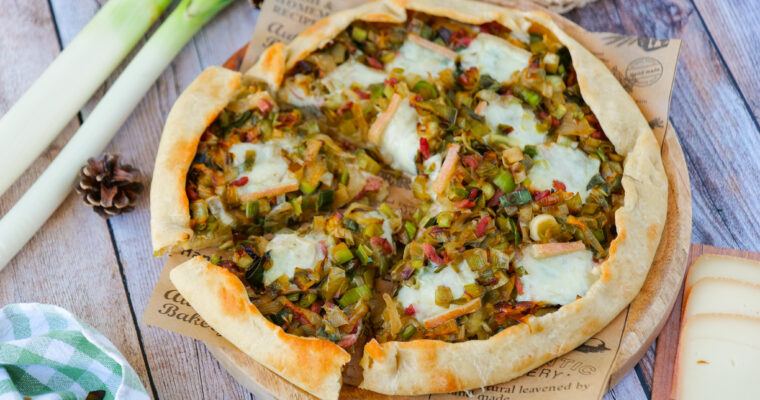 Tarte rustique aux poireaux, raclette et allumettes de bacon