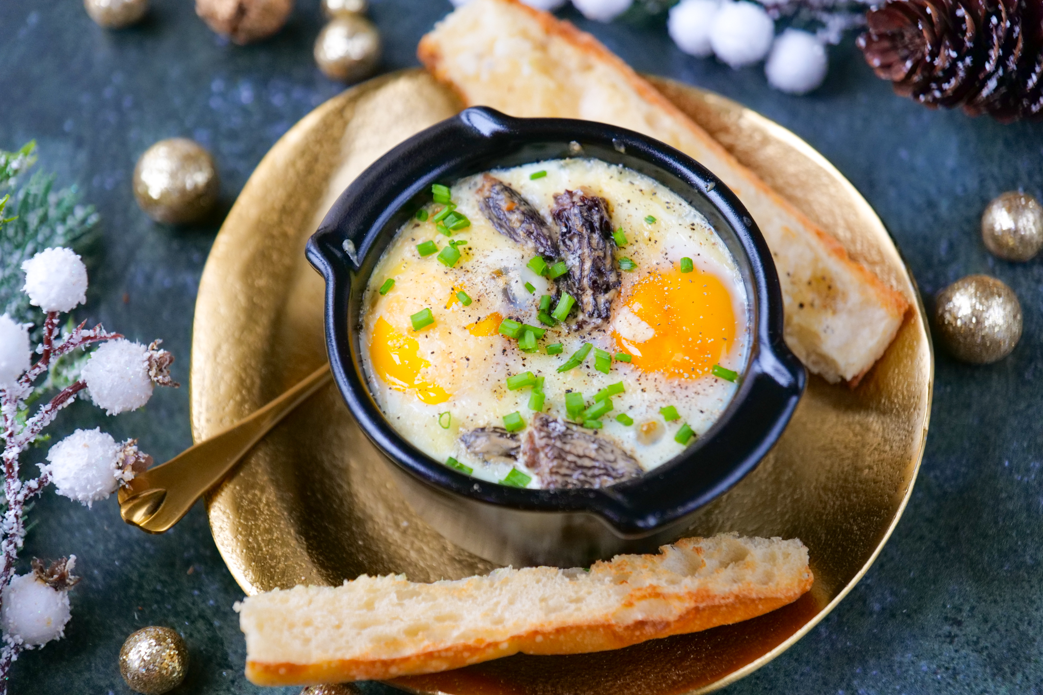 Oeufs cocotte aux morilles et au Comté