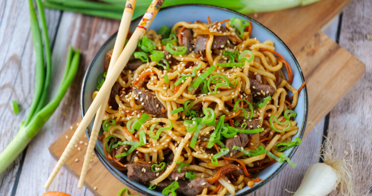 Nouilles sautées au boeuf, carotte et sésame