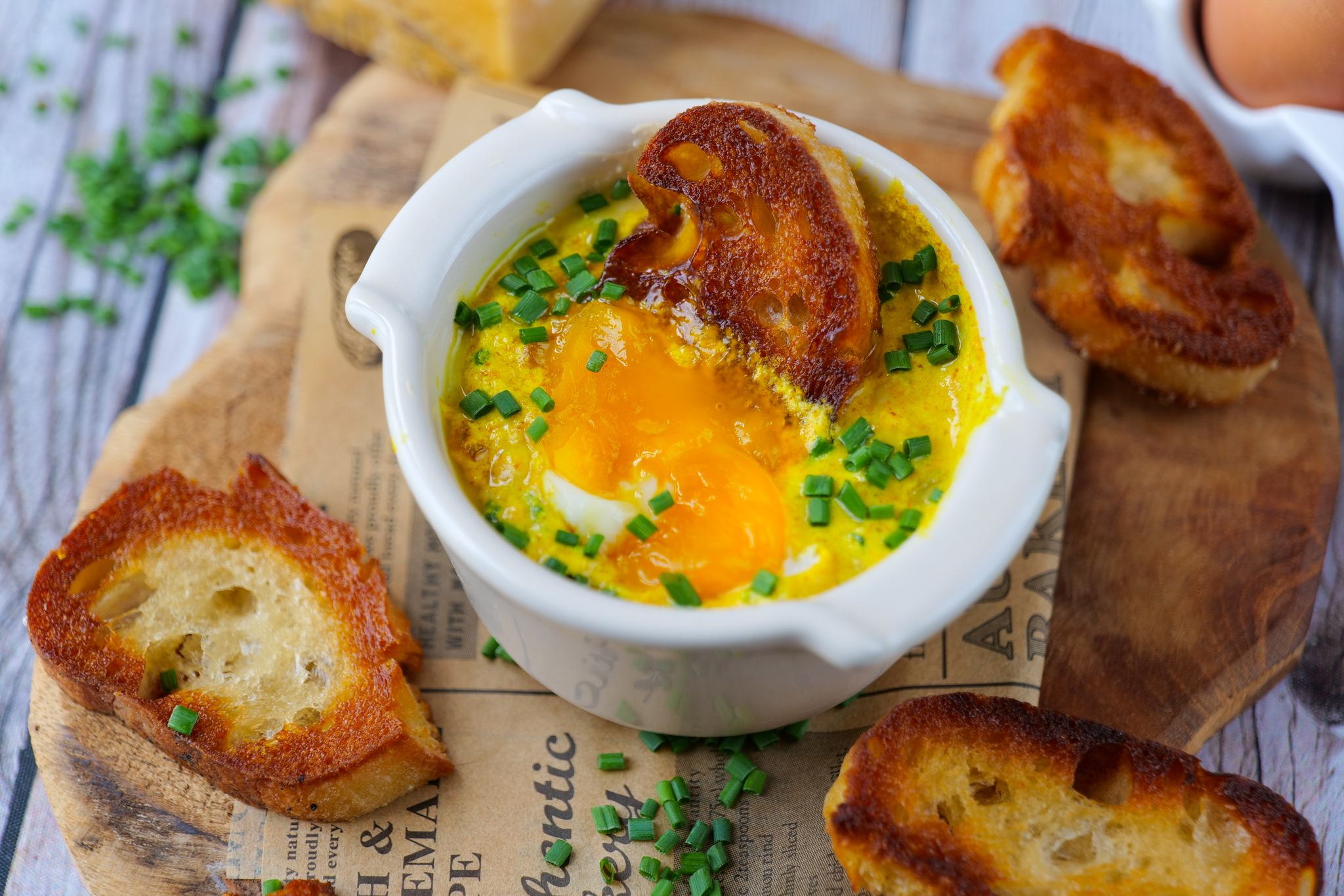 Oeufs cocottes au curry et au Parmesan