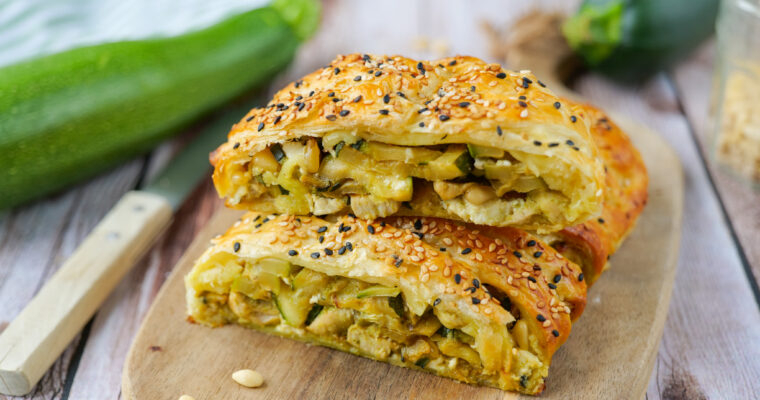 Feuilleté d’été à la courgette, poulet et pesto