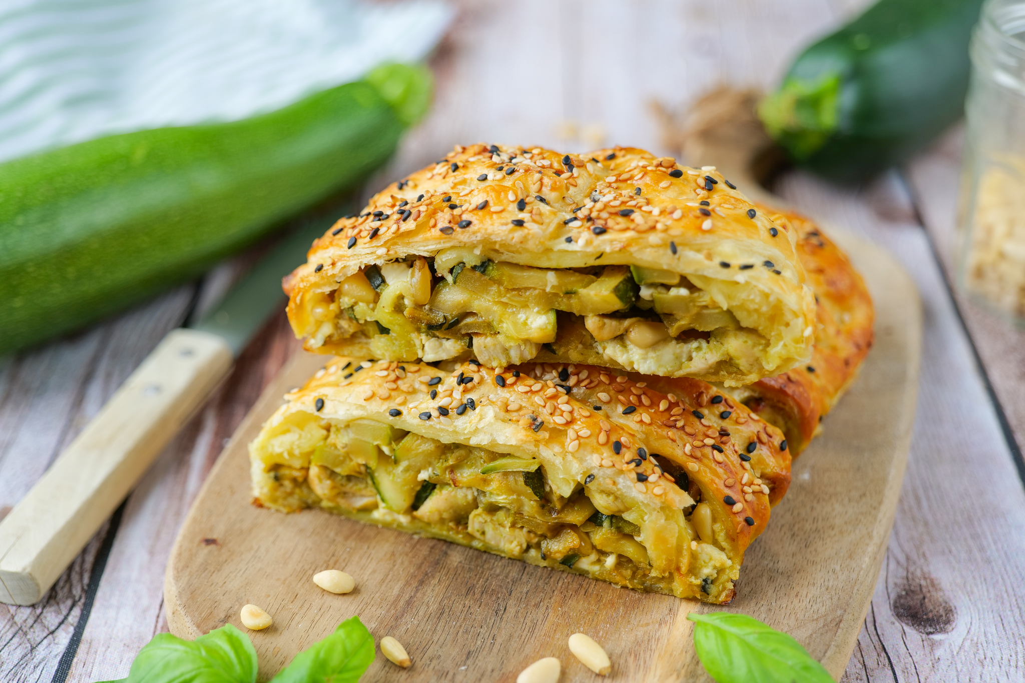 Feuilleté d’été à la courgette, poulet et pesto