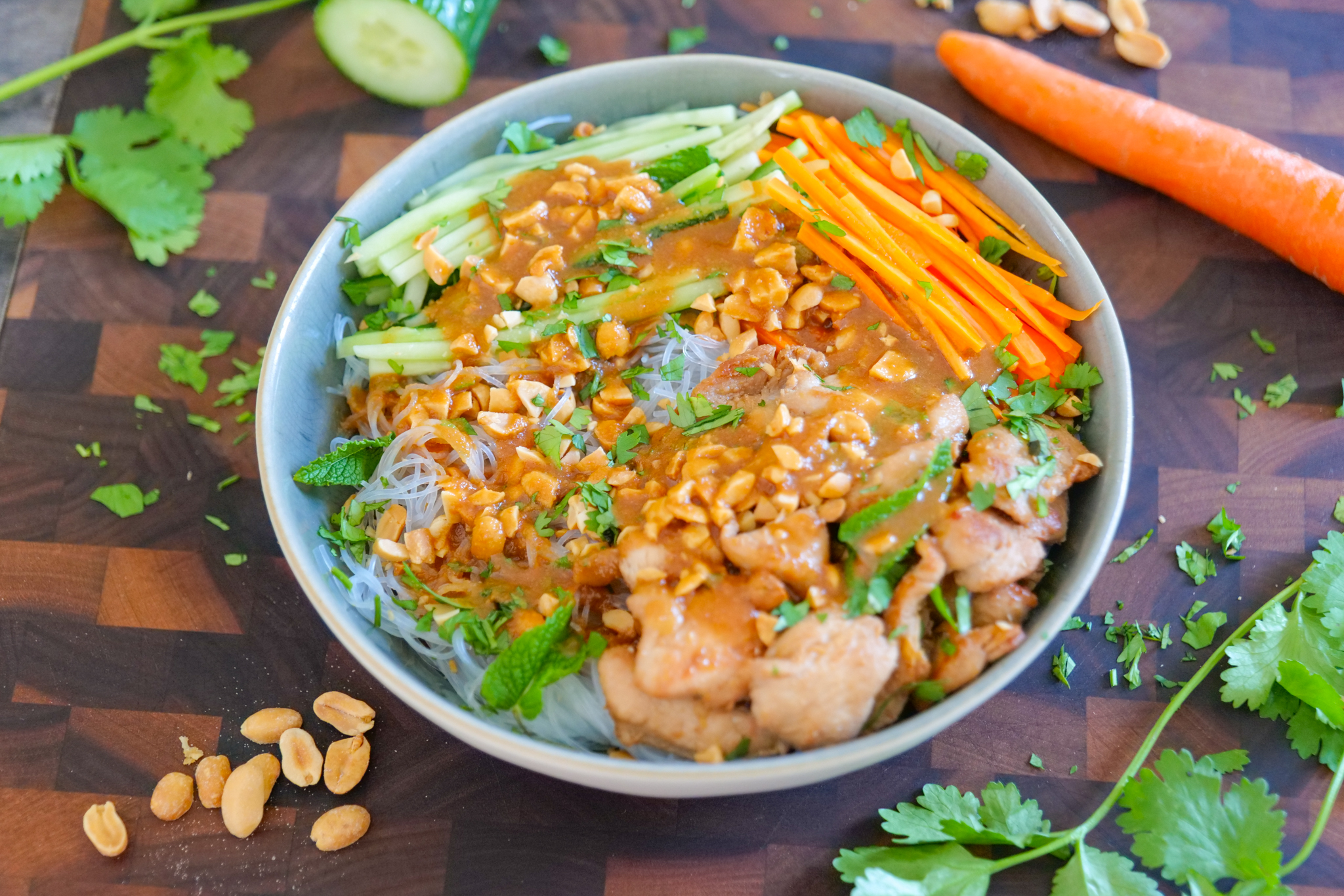 Salade thaï au poulet et à la cacahuète