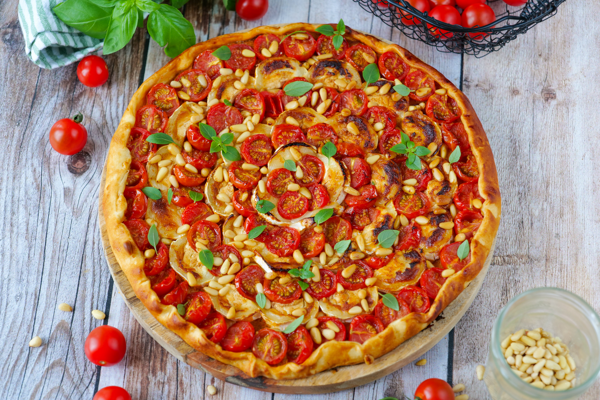 Tarte salée aux tomates cerises, chèvre et pesto rosso